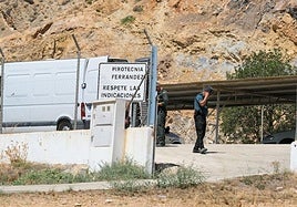 Agentes de la Guardia Civil, en las instalaciones de Pirotecnia Ferrández en Redován.