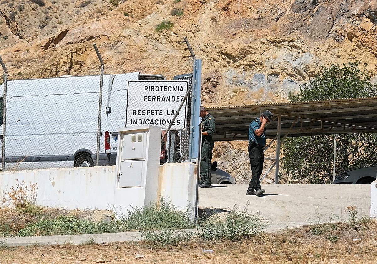 Agentes de la Guardia Civil, en las instalaciones de Pirotecnia Ferrández en Redován.