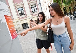 Dos universitarias observan un cartel en el que se anuncia un piso de estudiantes, en una imagen de archivo.