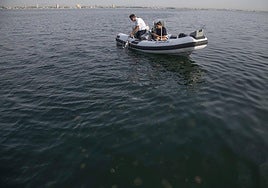 Mediciones en el Mar Menor para comprobar su estado, este mes de agosto.