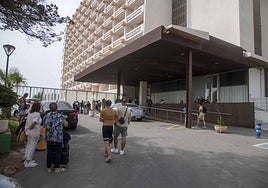 Accesos al Hotel Cavanna de La Manga, esta semana.