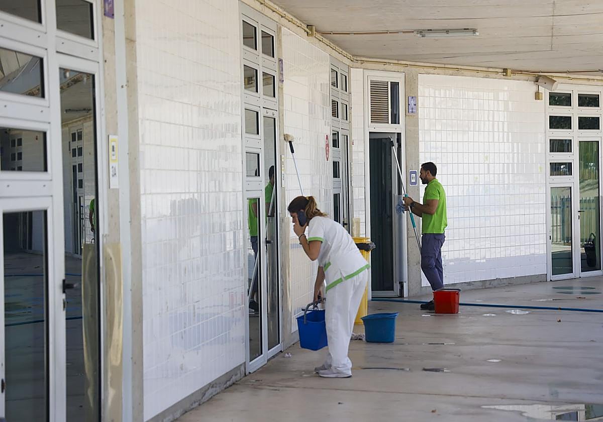 Limpieza del CEIP Nuestra Señora del Rosario de Torre Pacheco antes del inicio de las clases.