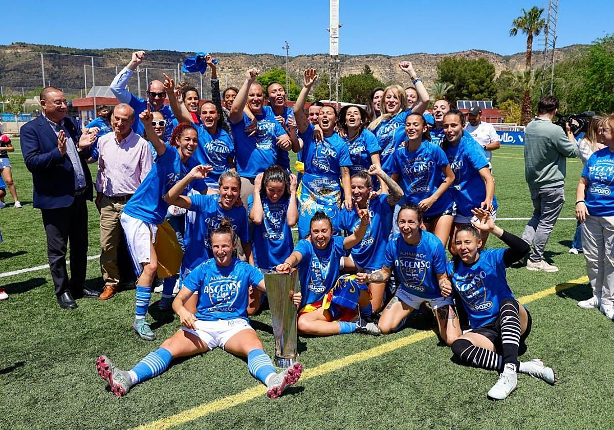 Las jugadoras del Alhama, el pasado mes de abril, celebrando el ascenso a Liga F sobre el césped del José Kubala.