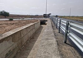 Nuevos canales de drenaje en la variante de Torre Pacheco, muy transitada por vehículos agrícolas y camiones.