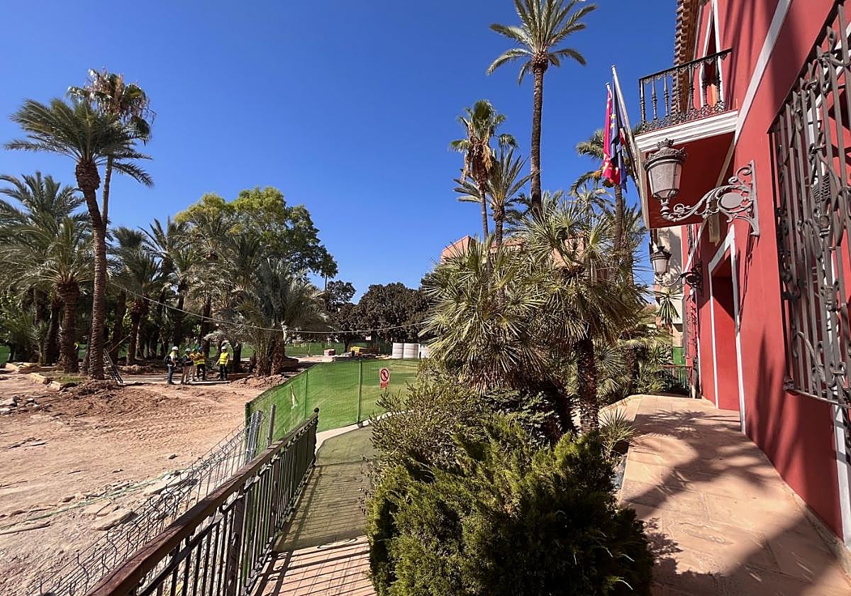 Estado de las obras en la plaza de la Constitución, con el Ayuntamiento a la derecha.