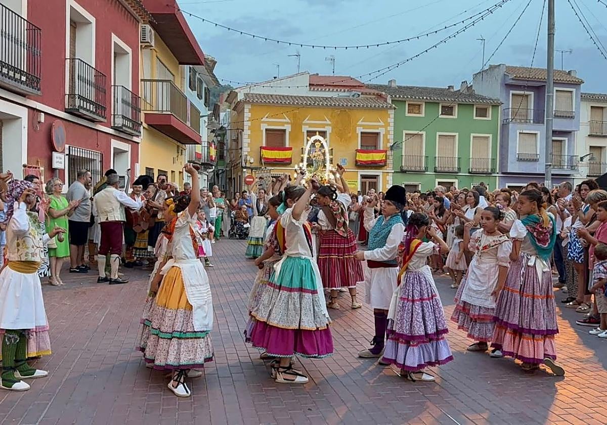 Traslado de la Patrona al templo parroquial de Santiago Apóstol.