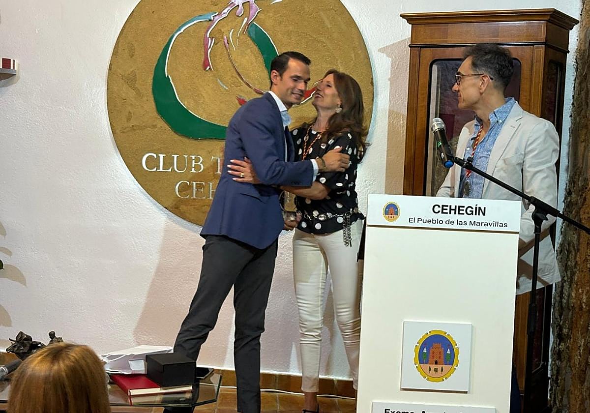 Antonio Puerta, con su madre y el presidente de la Hermandad de la Virgen de las Maravillas.