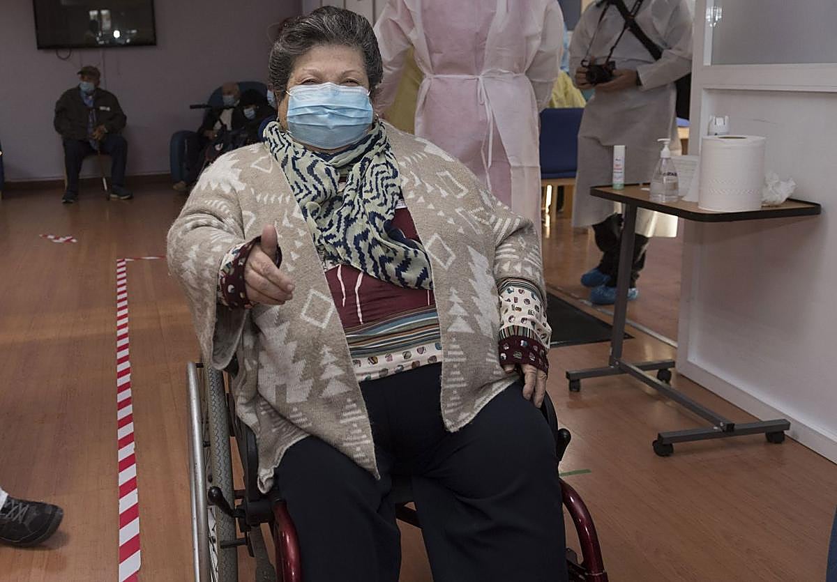 Josefa Martínez, en su residencia de San Pedro del Pinatar, el día que recibió la primera vacuna contra la covid.