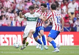Rodrigo Mendoza controla el balón ante Cardoso, el pasado sábado en el Atleti - Elche.