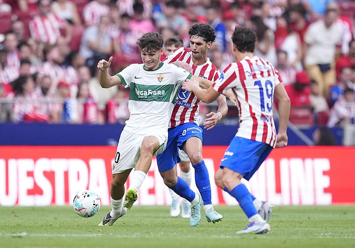 Rodrigo Mendoza controla el balón ante Cardoso, el pasado sábado en el Atleti - Elche.