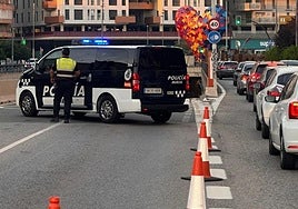 Un vehículo de la Policía Local, en la entrada al túnel cortado.