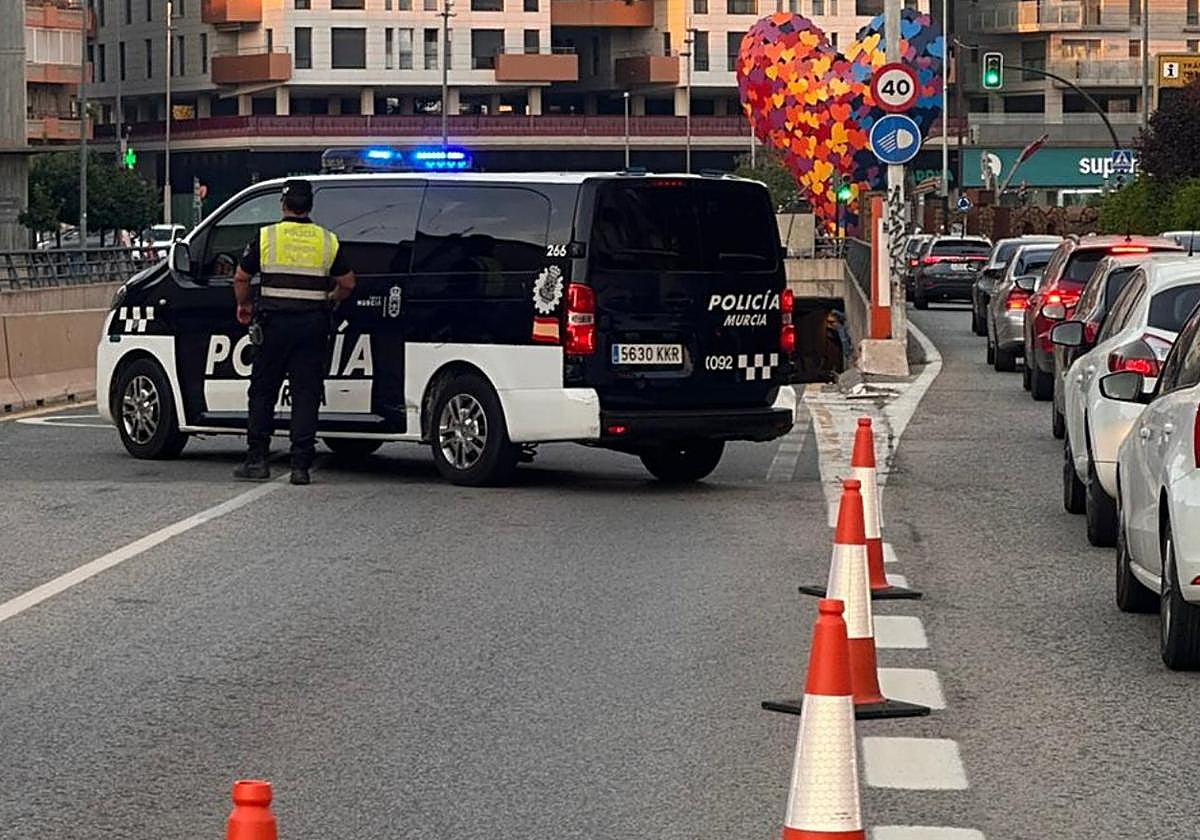 Un vehículo de la Policía Local, en la entrada al túnel cortado.
