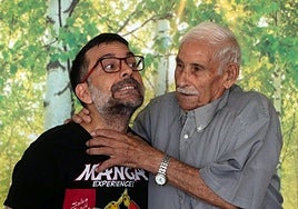 El dibujante de Marvel Salva Espín, junto a su abuelo.