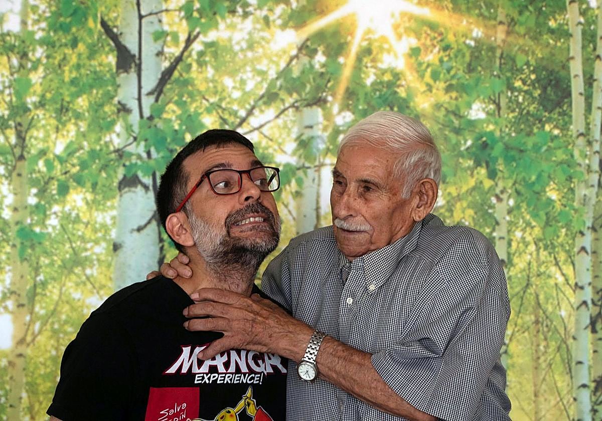 El dibujante de Marvel Salva Espín, junto a su abuelo.