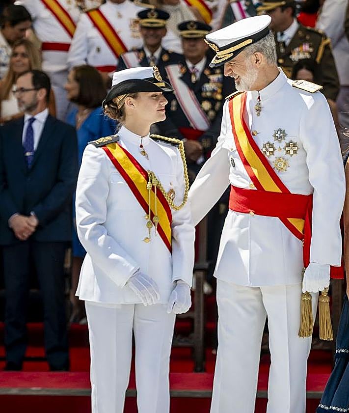 Imagen secundaria 2 - Interior del comedor de la AGA Y la Princesa Leonor y el Rey, el pasado junio, en la Escuela Naval.