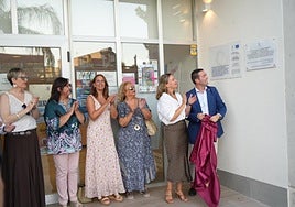 El alcalde y la consejera descubren la placa con el nombre del nuevo centro.