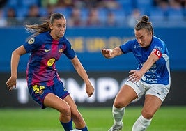 Clara Serrajordi conduce el balón ante Raquel Pinel, este sábado.