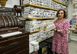 Fuensanta, propietaria de Amorós, muestra parte del producto que despacha en la mercería más antigua de Murcia.