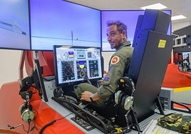 Un piloto, en uno de los simuladores de vuelo que utilizará la Princesa de Asturias para su adiestramiento.