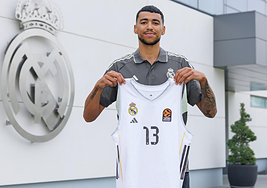 Izan Almansa, durante su presentación.