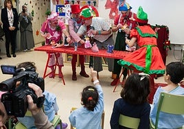 Actuación de payasos de Pupaclown en La Arrixaca.