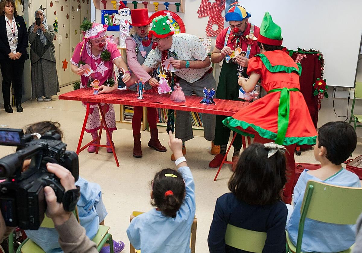 Actuación de payasos de Pupaclown en La Arrixaca.