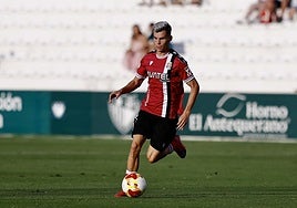 Luismi Redondo con el balón.