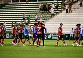 Los jugadores del FC Cartagena despidiéndose de su afición tras acabar el partido.