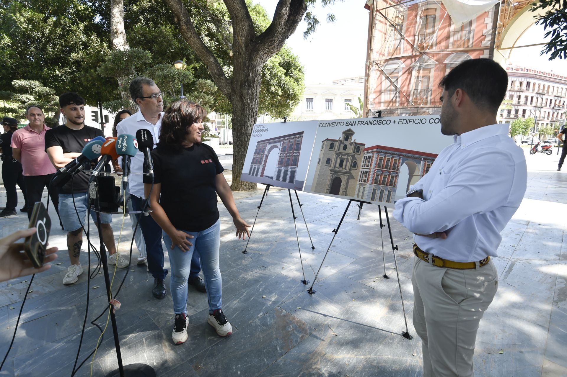 La instalación del pórtico de los Huertos del Malecón, en imágenes