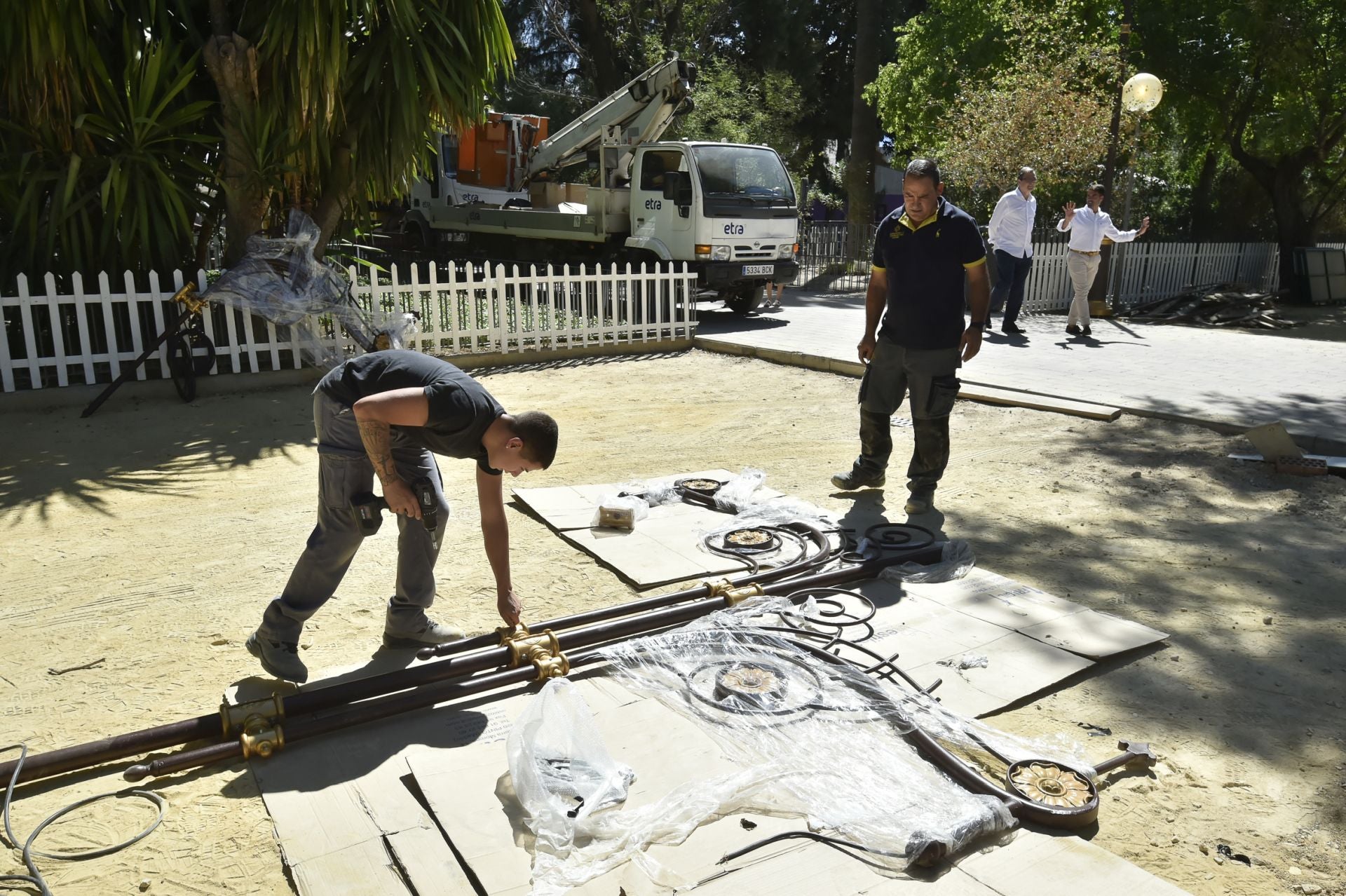 La instalación del pórtico de los Huertos del Malecón, en imágenes