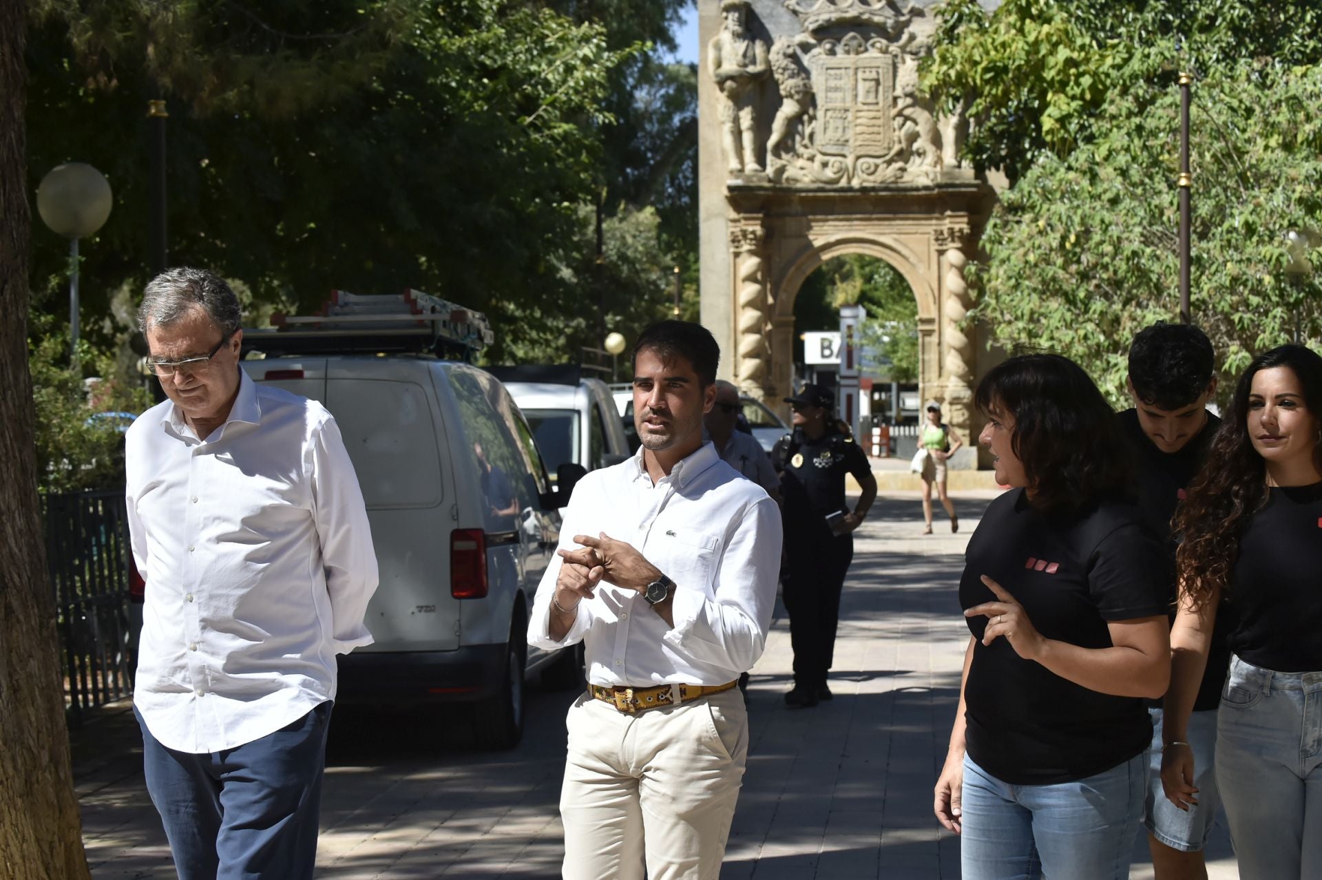 La instalación del pórtico de los Huertos del Malecón, en imágenes