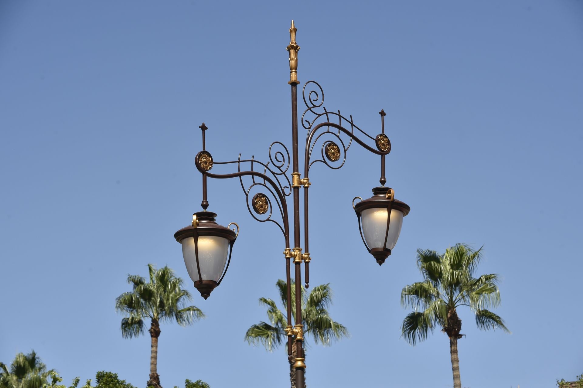 La instalación del pórtico de los Huertos del Malecón, en imágenes