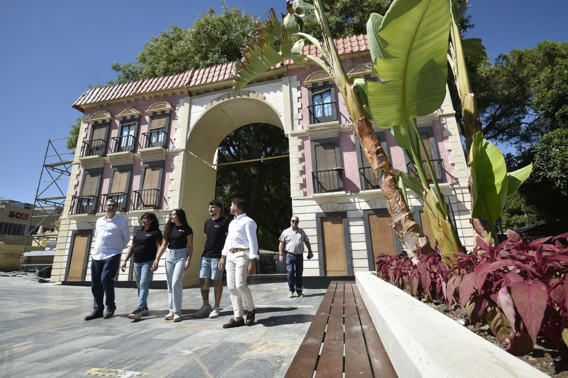 La instalación del pórtico de los Huertos del Malecón, en imágenes