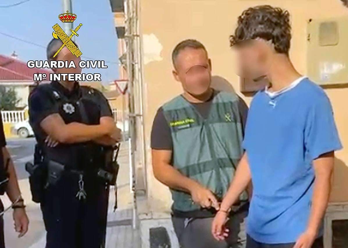 Imagen secundaria 1 - Dos de los seis arrestados. 