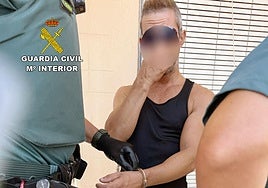 Los agentes arrestan a uno de los implicados.