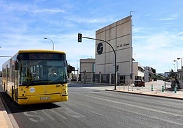 Cocheras de Latbus en la carretera de El Palmar, que utiliza en estos momentos Monbús para prestar el servicio transporte a pedanías.