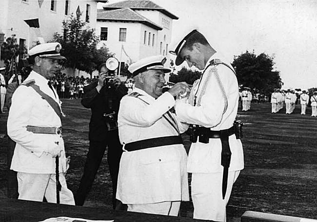 El Príncipe Juan Carlos recibe la insignia de piloto, en 1959.