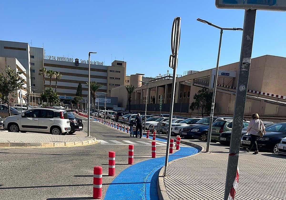 El acceso para sillas de ruedas ha sido pintado de azul y balizado.
