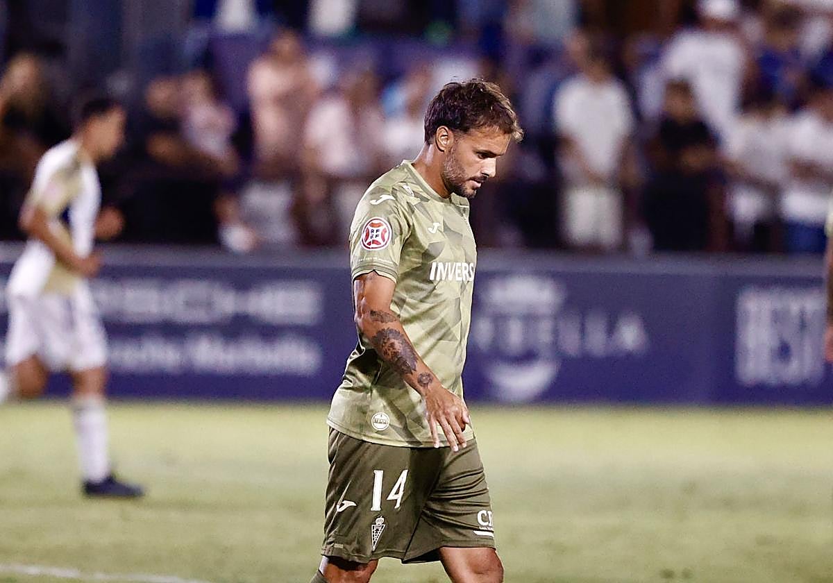 Pedro León, con la cabeza baja después de recibir el segundo gol del Marbella.