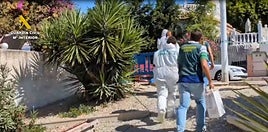 Los investigadores de Policía Judicial llegan a la casa en la que se han encontrado los restos.