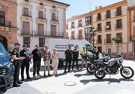 El alcalde, concejales y mandos policiales observan el vuelo del nuevo dron de la Policía Local junto a algunos de los vehículos que se incorporan a la flota.