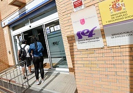 Dos ciudadanos entran en la oficina del Sef en La Innovadora, en Barriomar, en una imagen de archivo.