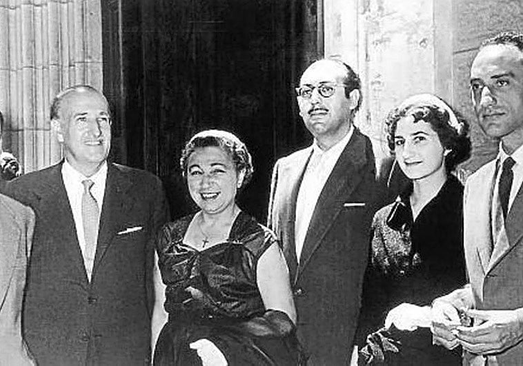 Ángela Figuera Aymerich (c) junto a Vicente Aleixandre y su hijo (a su derecha) y Rafael Morales, su esposa y Carlos Bousoño.