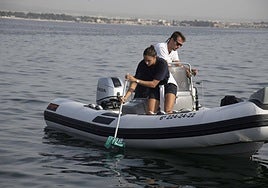 Técnicos de la Comunidad toman muestras del agua del Mar Menor el 18 de agosto.