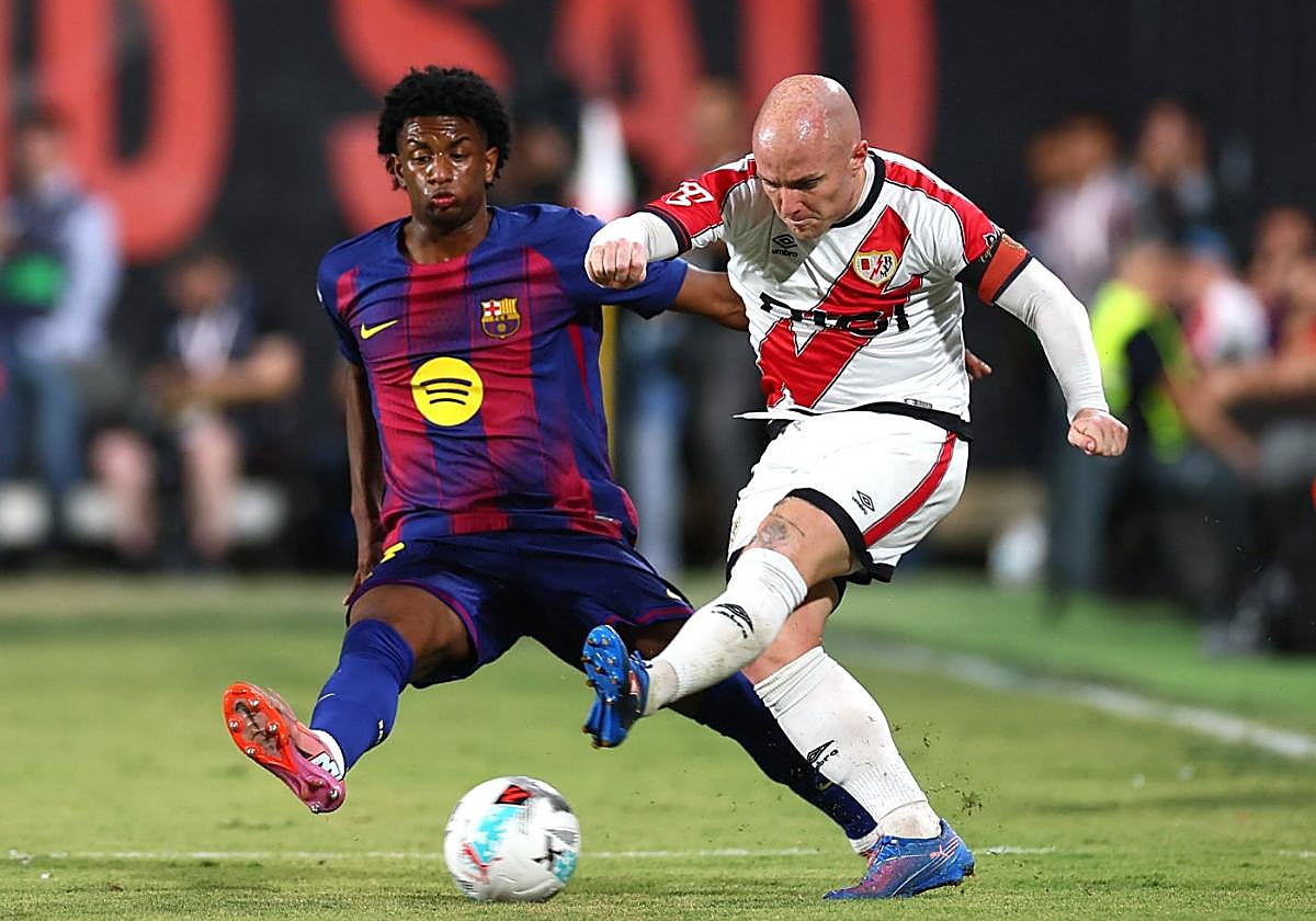 Entre los más grandes. Isi Palazón, jugadorciezano del Rayo, dispara el pasado domingoante el FC Barcelona.