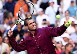 Carlos Alcaraz lanzando pelotas al público tras su triunfo del domingo ante Rinderknech, en la Arthur Ashe de Nueva York.