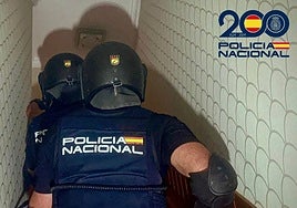Agentes de la Policía Nacional en el momento de la detención.