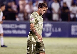 Pedro León, con la cabeza baja después de recibir el segundo gol del Marbella