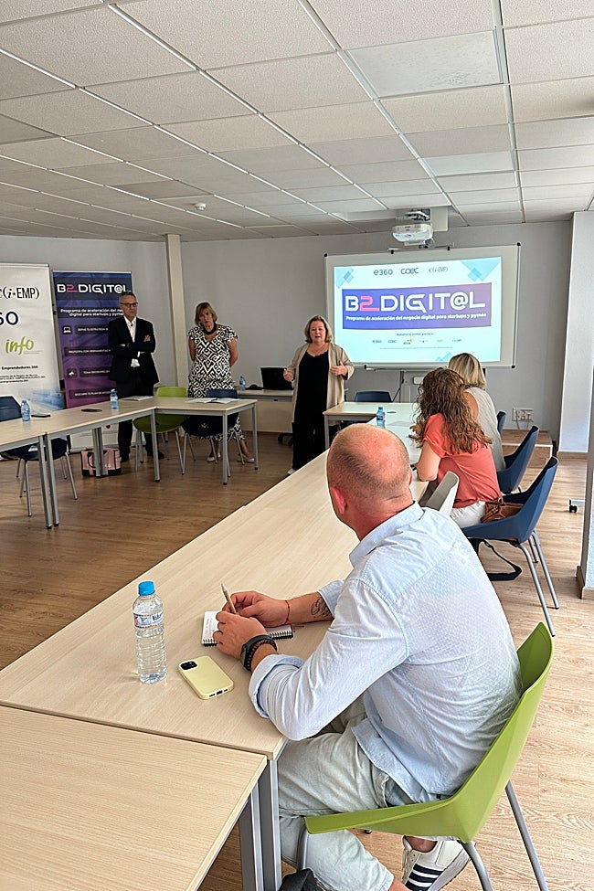 La presidenta de COEC, Ana Correa, charla con los participantes del programa B2DIGIT@L.