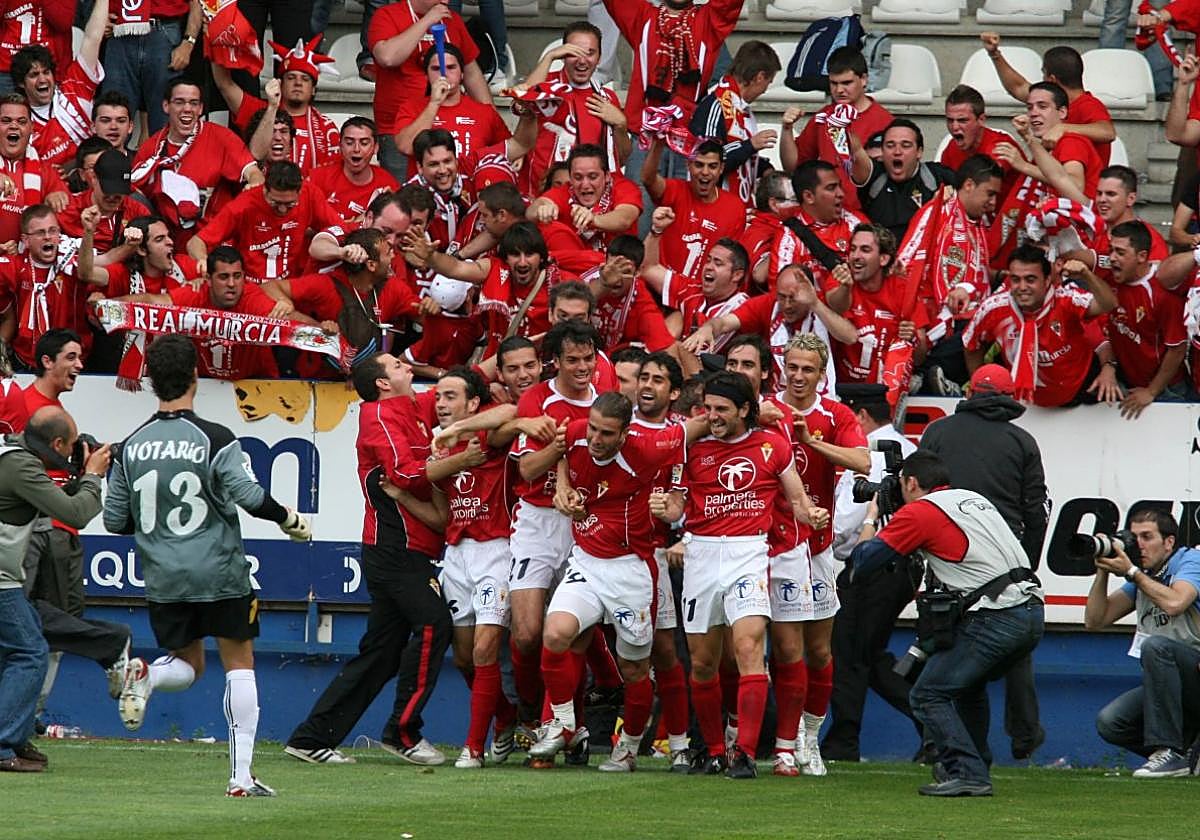 Los jugadores del Murcia celebran el gol de Iván Alonso en El Toralín de Ponferrada que dio el ascenso a Primera a los granas en 2007.
